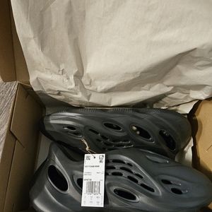 Yeezy foam runner onyx size 13